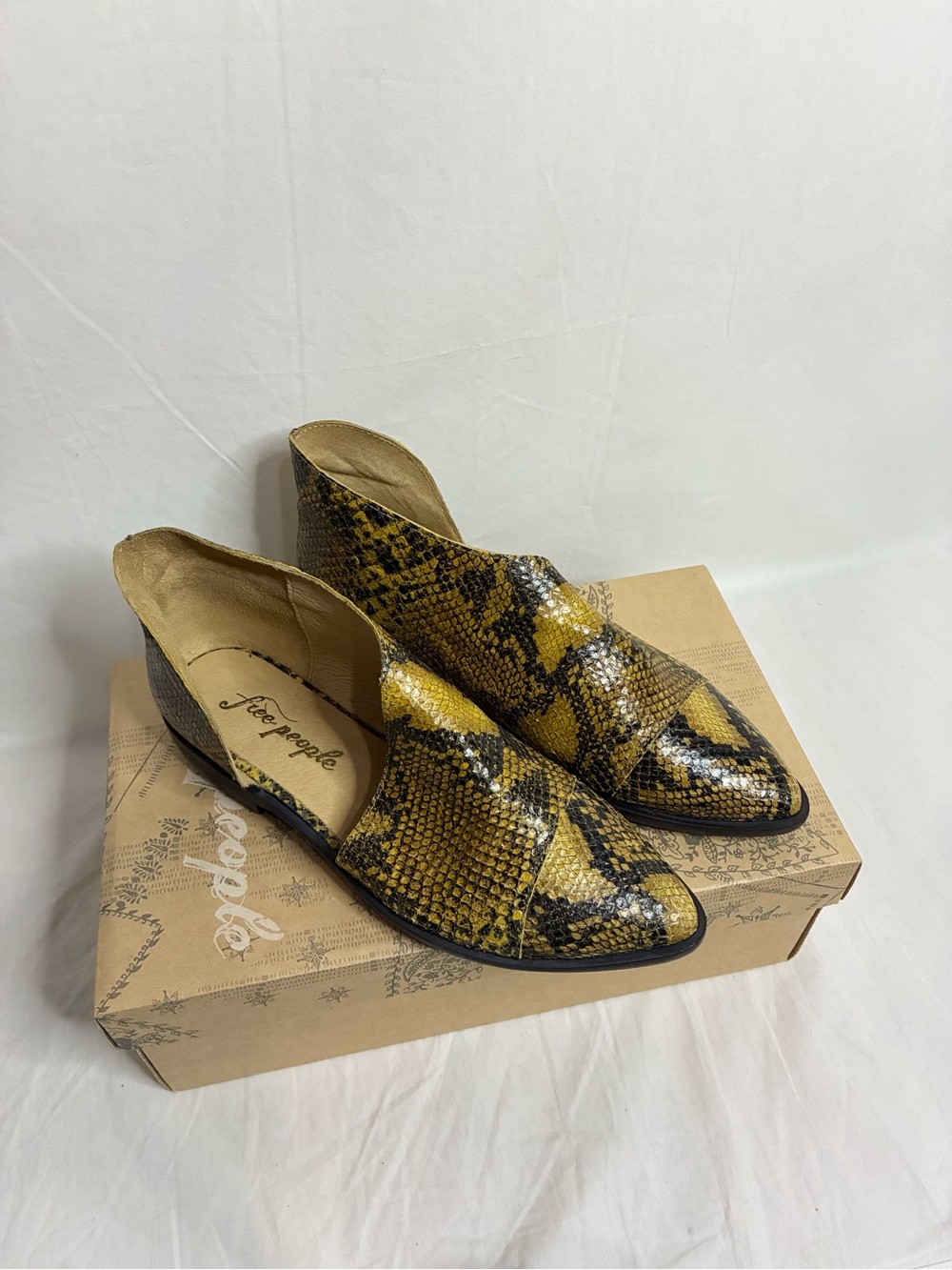 NEW. Free People Royale Flat. NEW IN BOX - Picture 5 of 8